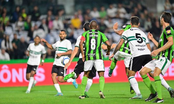 Coritiba e Amrica em jogo pela Srie B (foto: Mouro Panda/Amrica)