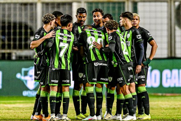 Jogadores do Amrica antes do jogo contra o Athletic, no Independncia, pela Srie B (foto: Mouro Panda / Amrica)