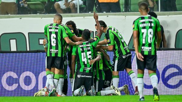 Jogadores do Amrica comemoram gol da vitria por 2 a 1 sobre o Santos, no Independncia, pela stima rodada da Srie B, na ltima sexta (24/5) (foto: Mouro Panda/Amrica)