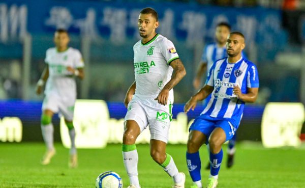 Amrica e Paysandu em jogo pela Srie B (foto: Mouro Panda/Amrica)