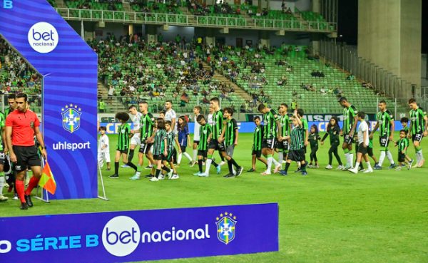 Amrica em jogo contra o Santos, na Srie B (foto: Mouro Panda/Amrica)