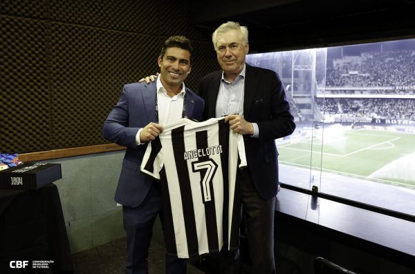 Ancelotti posa com camisa do Botafogo em camarote do Estdio Nilton Santos (foto: Rafael Ribeiro/CBF)