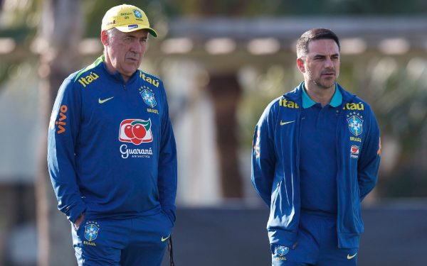Ancelotti e Rodrigo Caetano em treino da Seleo (foto: Rafael Ribeiro/CBF)
