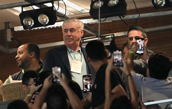 Ancelotti, tcnico da Seleo Brasileir,  uma das presenas ilustres no Maracan para Flamengo x Central Crdoba (foto: MAURO PIMENTEL/AFP)