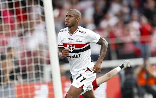 Andr Silva comemora gol do So Paulo contra o Santos (foto: Divulgao/So Paulo)