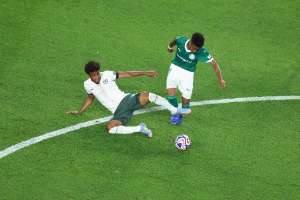 Andrey Santos d carrinho em Estvo durante Palmeiras x Chelsea no Mundial de Clubes (foto: CHARLY TRIBALLEAU/AFP)