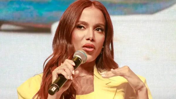Anitta processa farmacêutica por uso indevido de seu nome em cosméticos