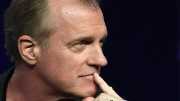 Após polêmica, Stephen Collins se casa com fã 40 anos mais jovem