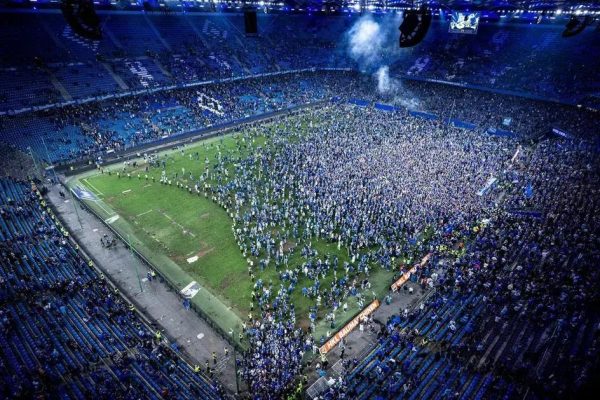 Torcida do Hamburgo comemorando o acesso à Bundesliga.