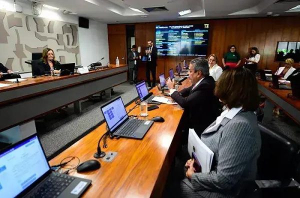 Aprovação de projeto regula instrutores de voo livre e pilotos de aventura