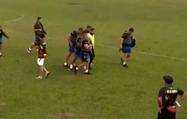 Árbitro é preso em campo durante final de campeonato amador no Guarujá