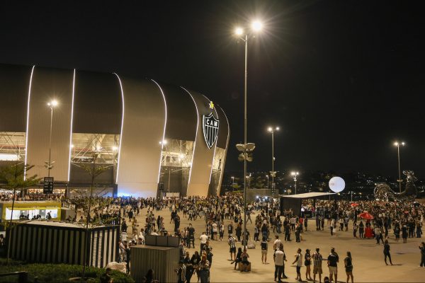 Arena MRV com torcedores do Atltico na esplanada (foto: Daniela Veiga / Atltico)