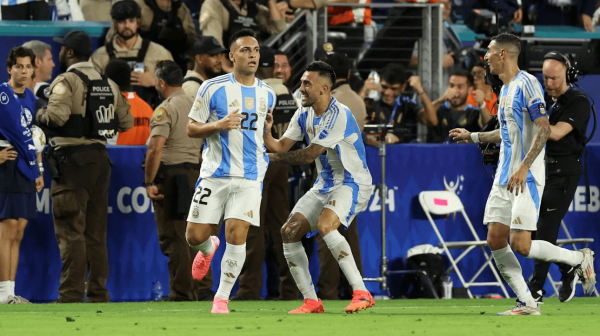 Jogadores da Argentina comemorando gol sobre Colmbia, pela Copa Amrica (foto: Charly Triballeau/AFP)