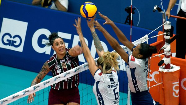 Ariane ataca pelo Fluminense contra bloqueio composto por Thasa e Kisy, do Minas, em jogo pela Superliga Feminina de Vlei (foto: Mailson Santana/Fluminense)