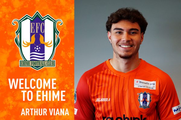 Arthur Viana sorrindo com camisa do Ehime FC (foto: Divulgao/Ehime FC)