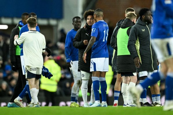 Ashley Young conversando com o filho, Tyler Young, aps a partida (foto: Oli Scarff/AFP)