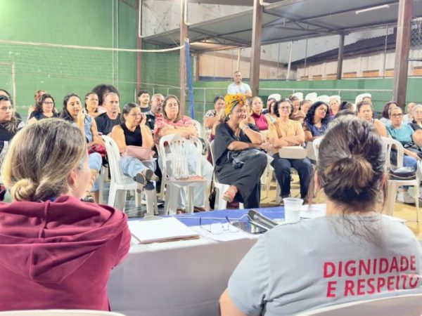 Professores Ipatinga decidem cruzar os braços em greve por tempo indeterminado