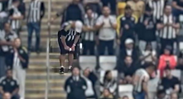 Torcedor do Atltico acendeu bomba em um dos setores da Arena MRV durante jogo contra o Cienciano-PER (foto: Reproduo)