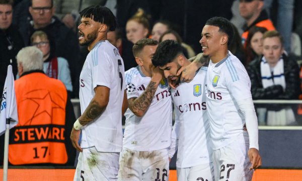 Aston Villa saiu na frente no duelo com o Brugge (foto: NICOLAS TUCAT / AFP)