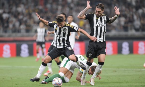 Disputa de bola em clssico entre Atltico e Amrica no Mineiro (foto: Alexandre Guzanshe/EM/D.A Press)