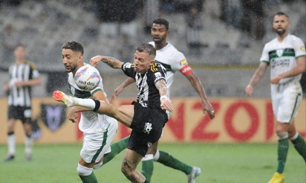 Bernard em ao em jogo entre Atltico e Amrica (foto: Alexandre Guzanshe/EM/D.A Press)