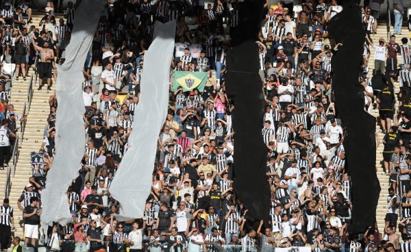 Torcedores do Atltico durante duelo contra o Bahia na Arena MRV (foto: Alexandre Guzanshe/EM/D.A Press)