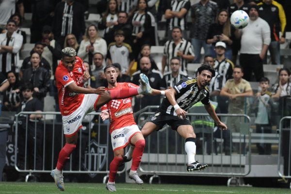 Lance do jogo entre Atltico e Cienciano na Arena MRV (foto: Alexandre Guzanshe/EM/DA.Press)