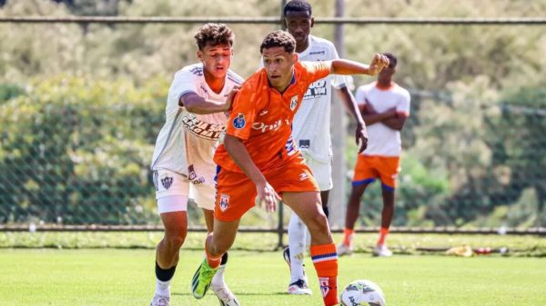Disputa de bola em jogo entre Coimbra e Atltico pelo Mineiro Sub-15 (foto: Coimbra/Divulgao)