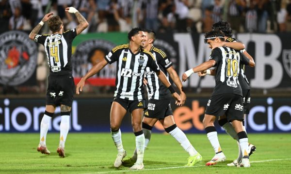 Jogadores do Atltico comemoram gol sobre o Tombense (foto: Leandro Couri/EM/DA.Press)