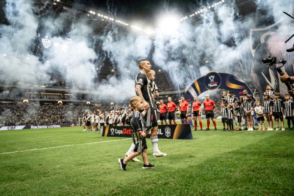 Guilherme Arana entra em campo pelo Atltico antes de jogo com Vasco pela Copa do Brasil de 2024 (foto: Pedro Souza/Atltico)