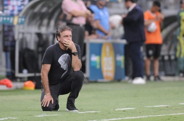 Cuca agachado durante jogo do Atltico (foto: Alexandre Guzanshe/EM/D.A Press)