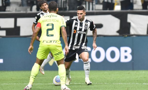 Paulinho e Marcos Rocha em Atltico x Palmeiras (foto: Ramon Lisboa/EM/D.A Press)
