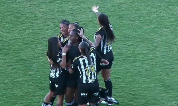 Jogadoras do Atltico comemoram gol sobre o Minas Braslia (foto: Reproduo)