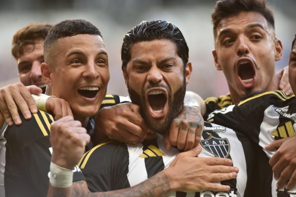 Jogadores do Atltico comemoram gol de Hulk diante do Tombense, pelo Campeonato Mineiro (foto: Ramon Lisboa/EM/D.A Press)