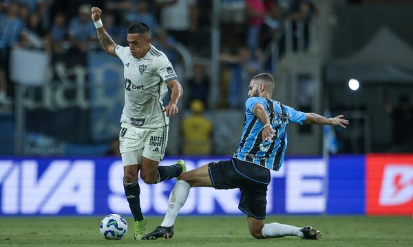 Cuello e Wagner Leonardo durante disputa entre Grmio e Atltico (foto: Pedro Souza/Atltico)