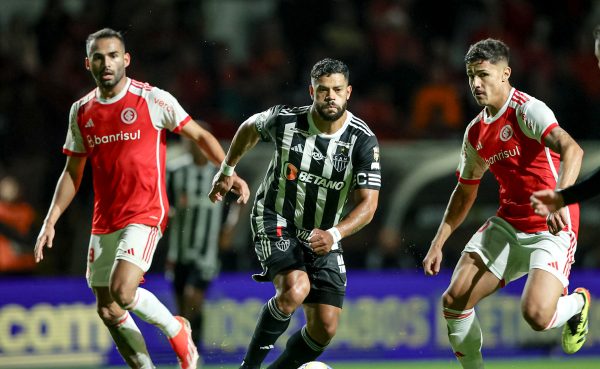 Hulk em ao pelo Atltico contra o Internacional (foto: Pedro Souza/Atltico)