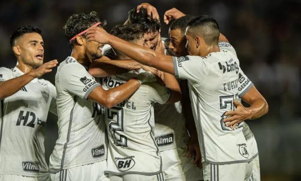 Jogadores do Atlético comemoram gol sobre o Maringá