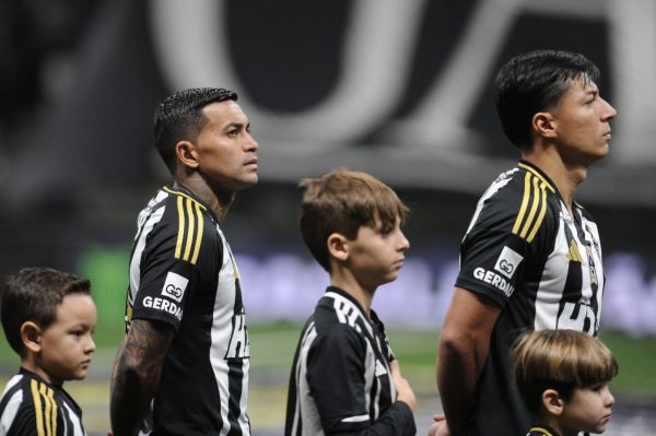 Jogadores do Atltico, Dudu e Alan Franco, antes de duelo pelo Campeonato Brasileiro na Arena MRV (foto: Alexandre Guzanshe/EM/D.A. Press)