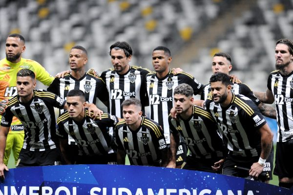 Jogadores do Atltico posicionados para foto na Arena MRV antes de duelo contra o Caracas pela Sul-Americana (foto: Alexandre Guzanshe/EM/D.A. Press)