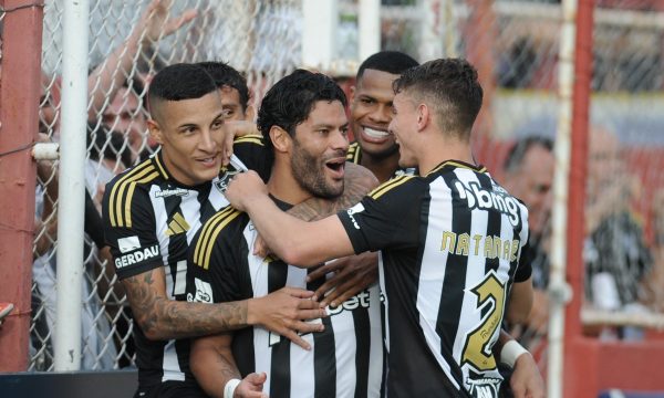 Jogadores do Atltico comemoram gol contra o Villa Nova (foto: Alexandre Guzanshe/EM/DA.Press)