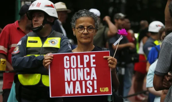 Ato em SP pede punição a todos os envolvidos nos ataques de 8/1