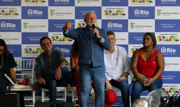 Lula lança pedra fundamental do IFRJ no Complexo do Alemão