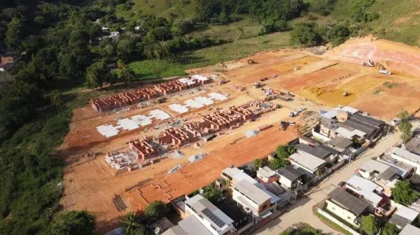Avanço das obras de 500 moradias populares em Coronel Fabriciano
