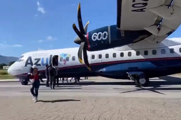 Susto: passageiros são evacuados após pouso de avião comercial em Valadares; veja o vídeo