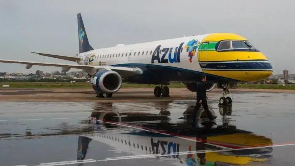 Azul suspende voos em 14 cidades do Brasil: veja a lista completa