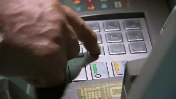 Bancos adotam pacotes de serviços não bancários para minimizar perdas