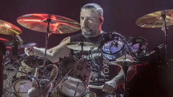 Baterista do System Of A Down é fotografado ajudando idosas no Rio de Janeiro