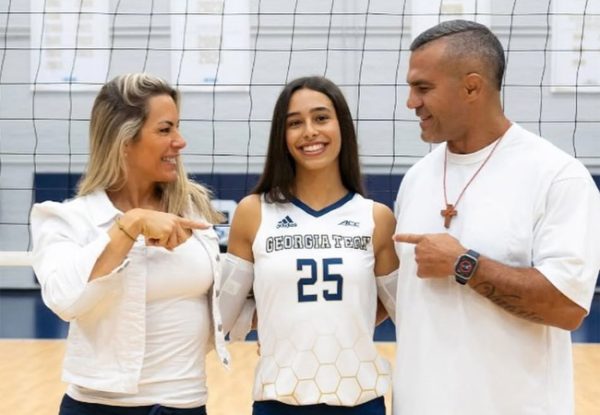 Vivi Belfort com os pais Joana Prado e Vitor Belfort (foto: Reproduo)