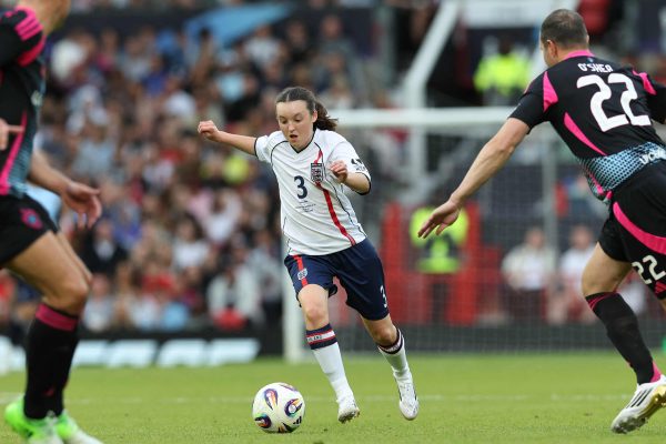 Bella Ramsey em ao pela partida beneficente do Soocer Aid no Old Trafford (foto: DARREN STAPLES/AFP)