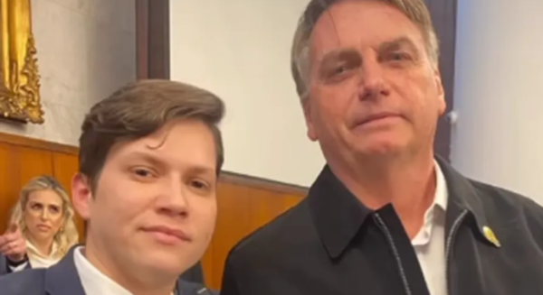 Ex-presidente Bolsonaro lamenta morte da influencer Karol Eller